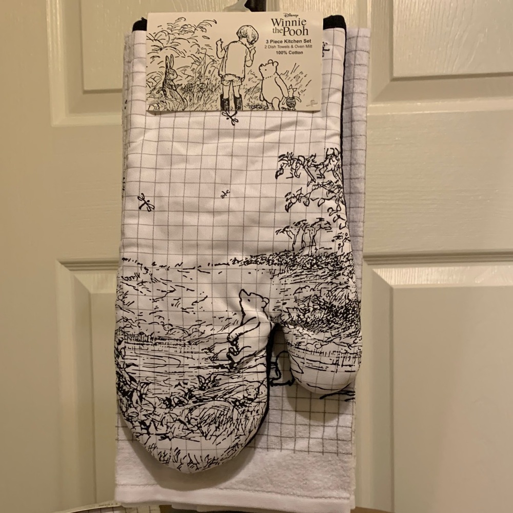 Classic Winnie the Pooh oven mitt & dish towels